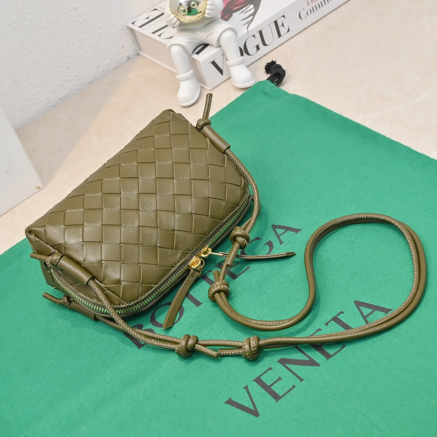 Batch 1260 #Bv The new Concert pouch is the most beautiful and practical mini bag I have ever seen 🎈 The bag body adopts the classic lntrecciato weaving process✅ It is equipped with a leather double-headed zipper, the opening is wide, easy to take and put, the shoulder strap knot can be slid to adjust the length freely, that is, 🉑️crossbody/underarm, and can be used as a clutch bag. Small body, large capacity, so practical! The key is that it is extremely versatile! Come and buy this small, exquisite, beautiful and versatile bag 👍 Model: 4258 Size: 18.5*11.5*8.5